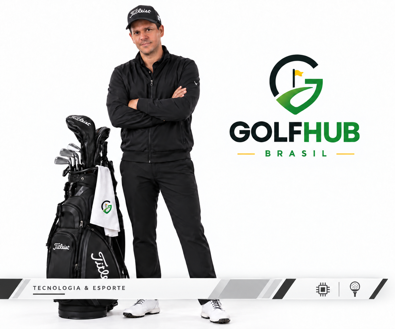 Cesar Paloco Junior, idealizador do GolfHub Brasil, ao lado de uma bolsa de tacos Titleist